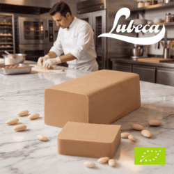 Bäcker verarbeitet Lubeca Bio Mandelnougat hell in der Profiküche